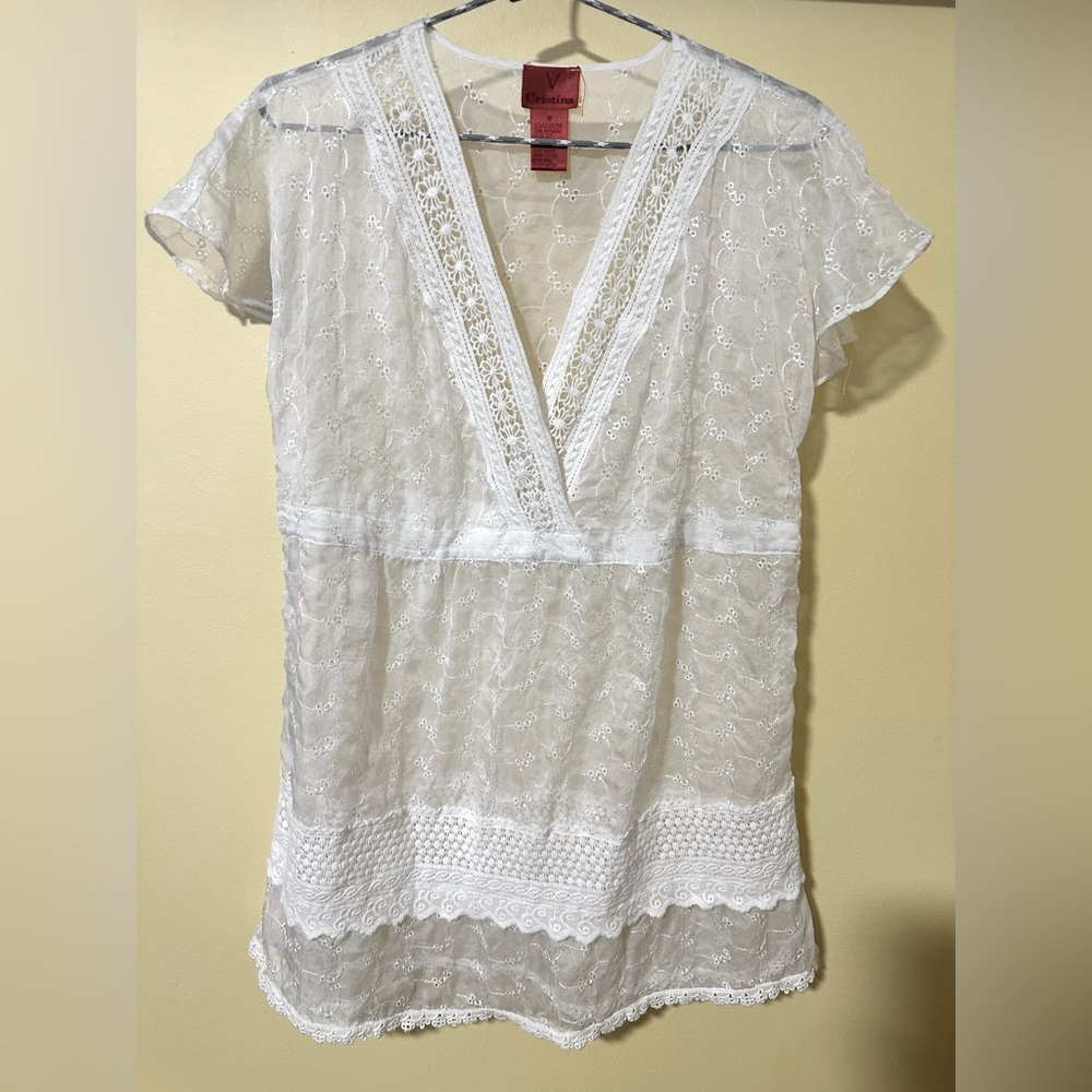 EUC V Christina women’s med White Lace V-Neck Top/cover-up 30” length 19” P2P
